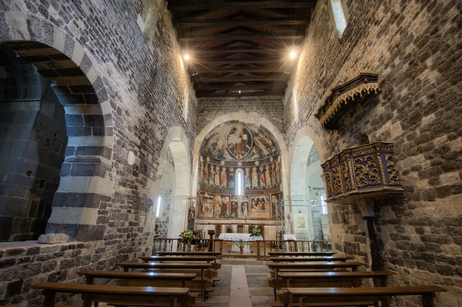 Interno della basilica della Santissima Trinità di Saccargia, Codrongianos