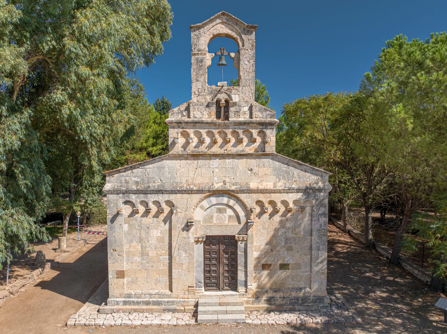 Facciata con campanile a vela di Santa Maria, Uta