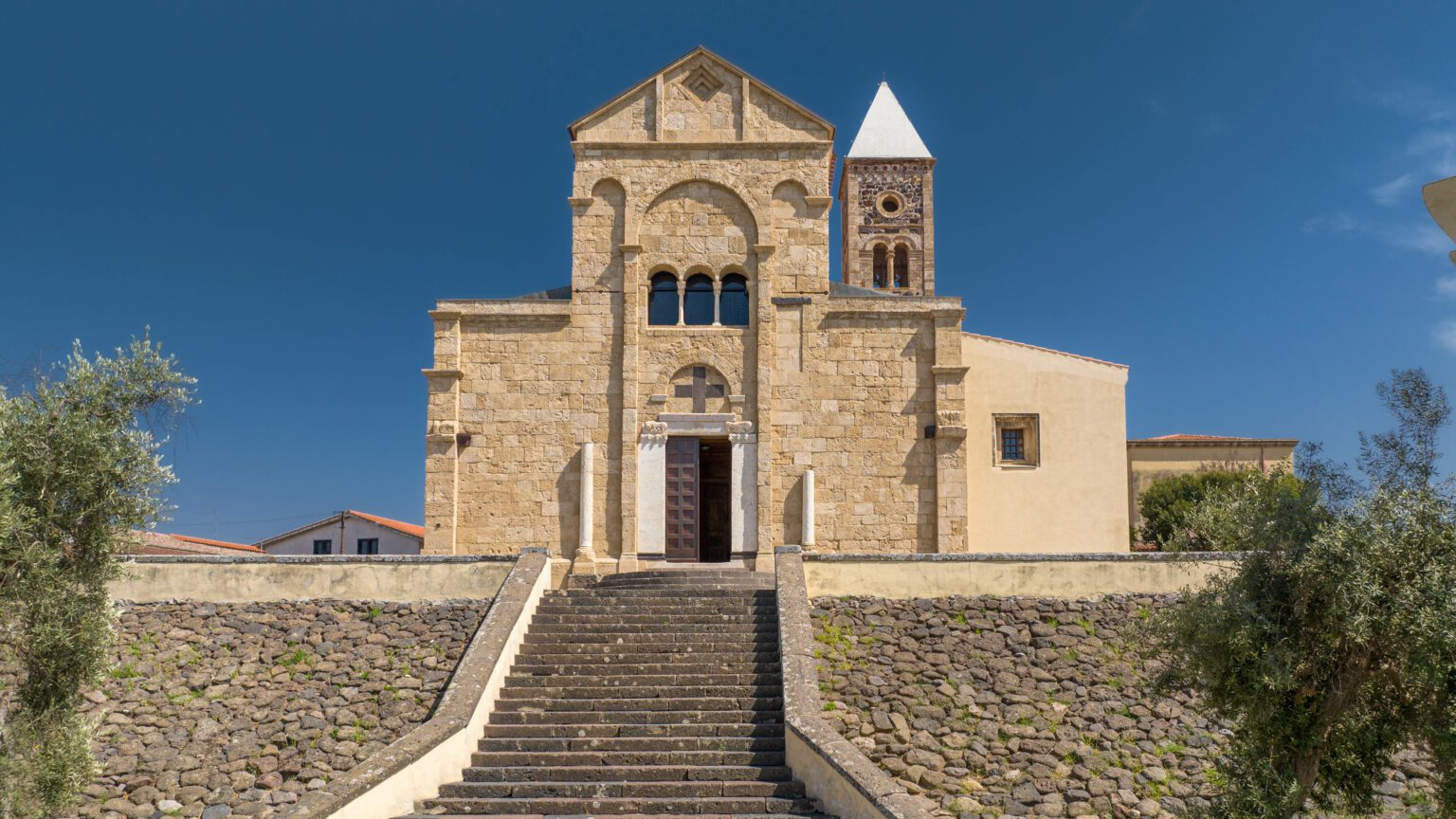Facciata della basilica di Santa Giusta in cima alla scalinata